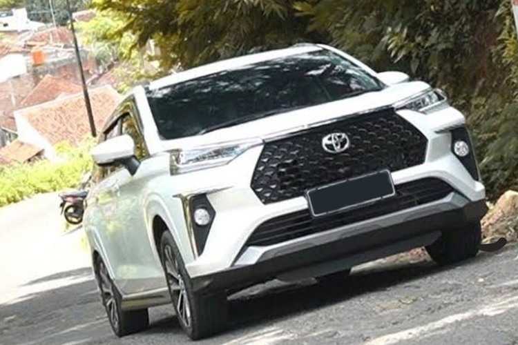Begini Cara Aman Mobil Matik Parkir di Jalanan Menanjak Anti Melorot